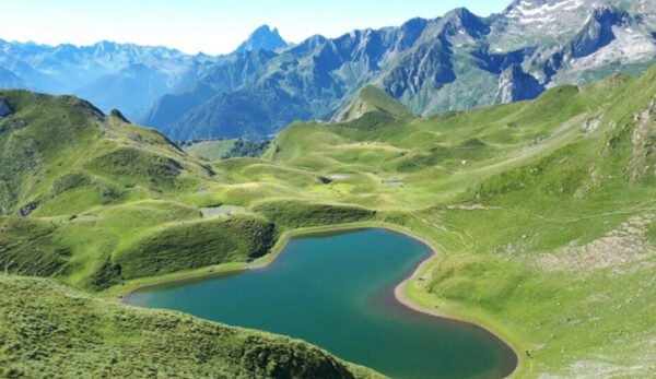 Au sud, les contreforts de la Vallée d’Ossau