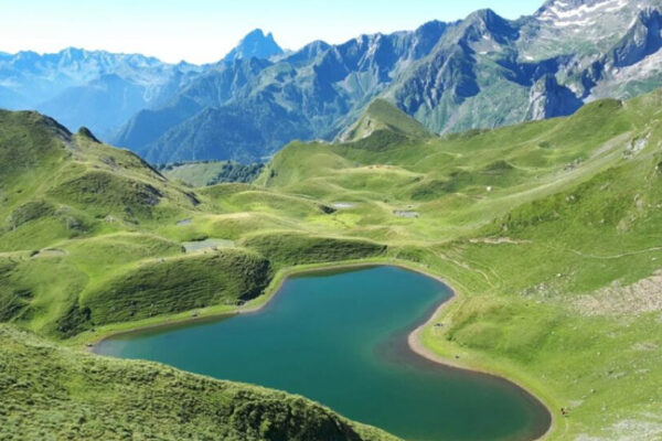 Au sud, les contreforts de la Vallée d’Ossau